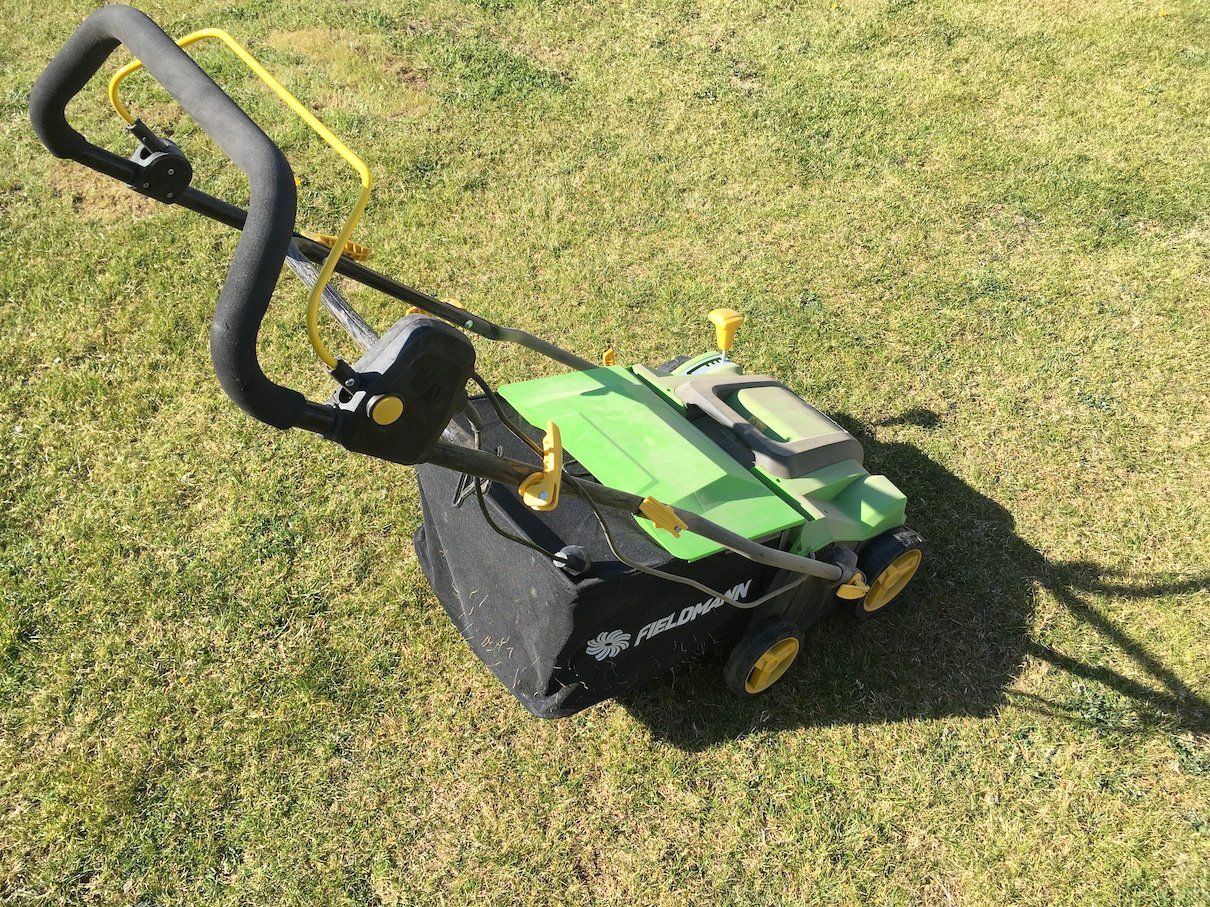 Lawn scarifier