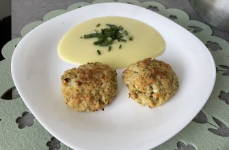 Roasted cauliflower patties with mashed potatoes